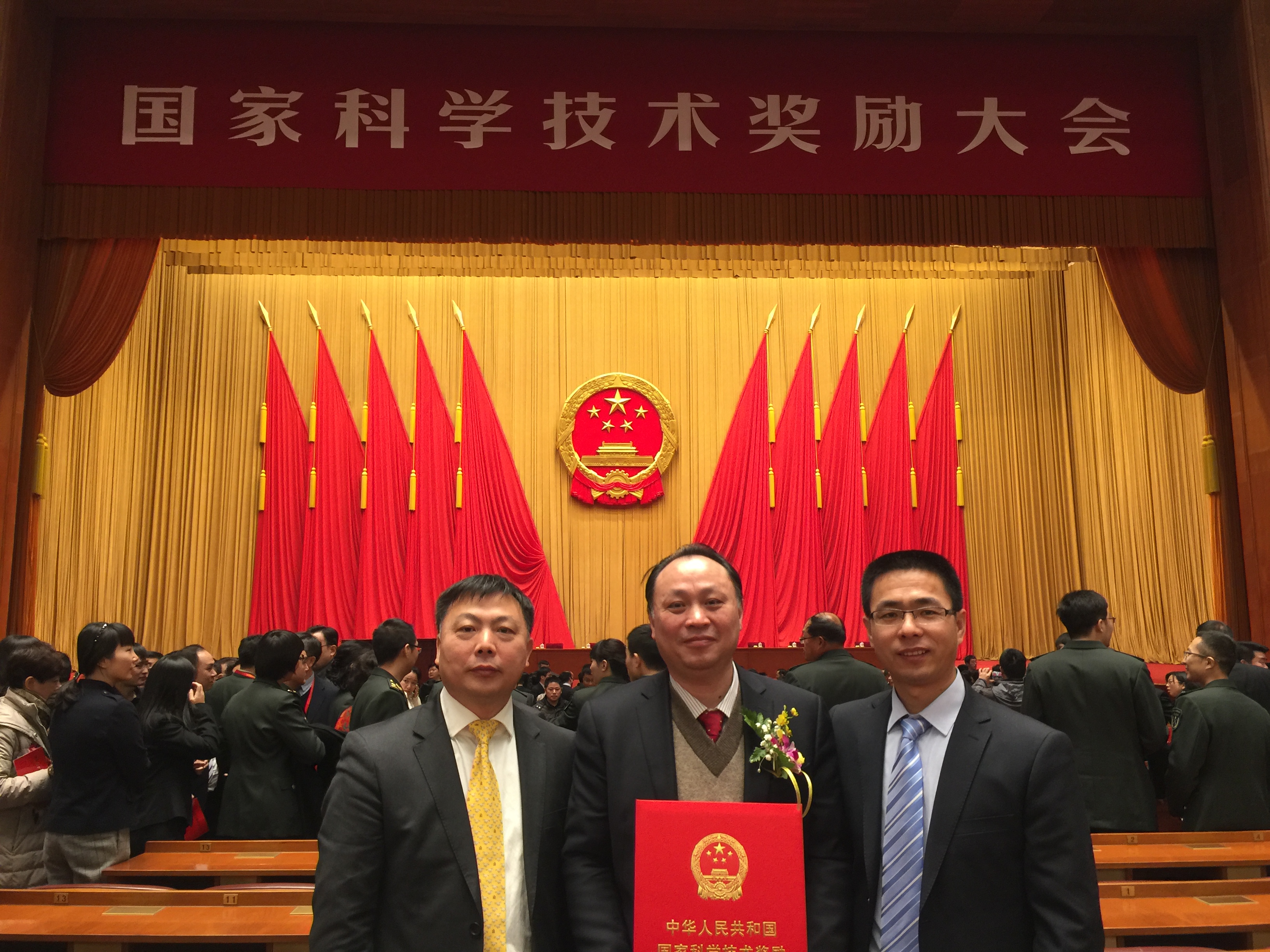 2016年1月8日,王敏校友(左一)和团队在人民大会堂领奖.jpg